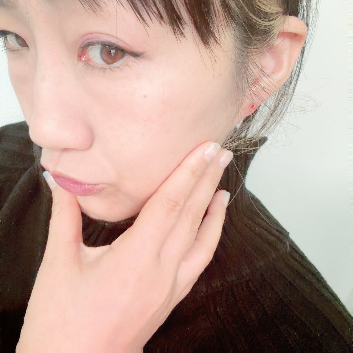 リップ、ナチュラルでいい色✨
アイシャドウもピンクだよ(*´ω`*)
春だからかな。最近ピンク好き。

ピアスホールが荒れてきた💦
血と膿🩸
とりあえずファーストピアスに戻したけど、やっぱ新しいの買おうかなぁ。

オシャレなのもいいけど
仕事とか普段ずっとつけれるやつ。