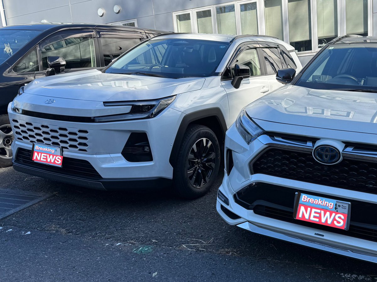 cub60_rav4p's tweet image. カローラクロスに乗っていた会社の上司が新型Rav4に乗ってやってきた🤣

無理やり横に停めてパシャリ📸
実車は初めて見ました👀 

#Rav4 #Z #60系