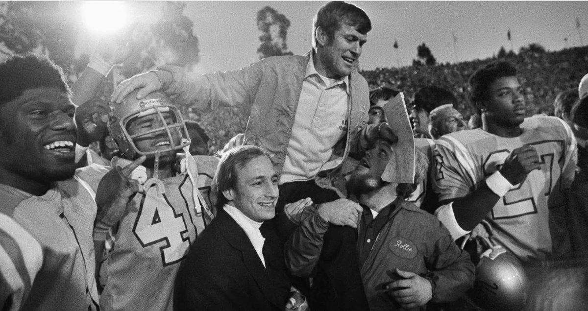 HistColFootball's tweet photo. Jan 1, 1976. UCLA coach Dick Vermeil is carried off the field after the Bruins defeated No. 1 Ohio State in the Rose Bowl, 23-10. UCLA was down 3-0 at HT.
@UCLAFootball #GoBruins #UCLA https://t.co/nJFzIlEYc9