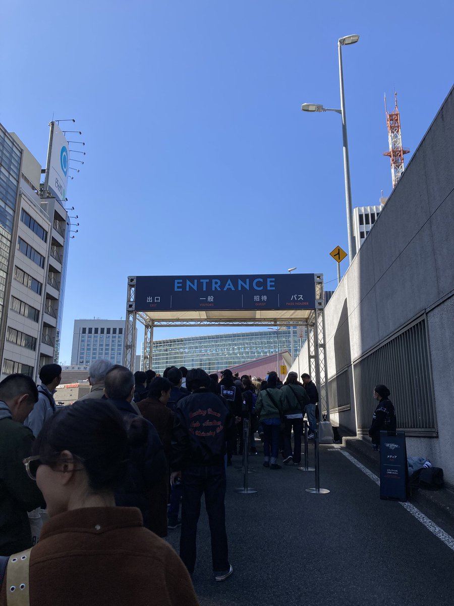 辿り着いたよ有楽町！
高速道路の上に人がたくさんいるよ。