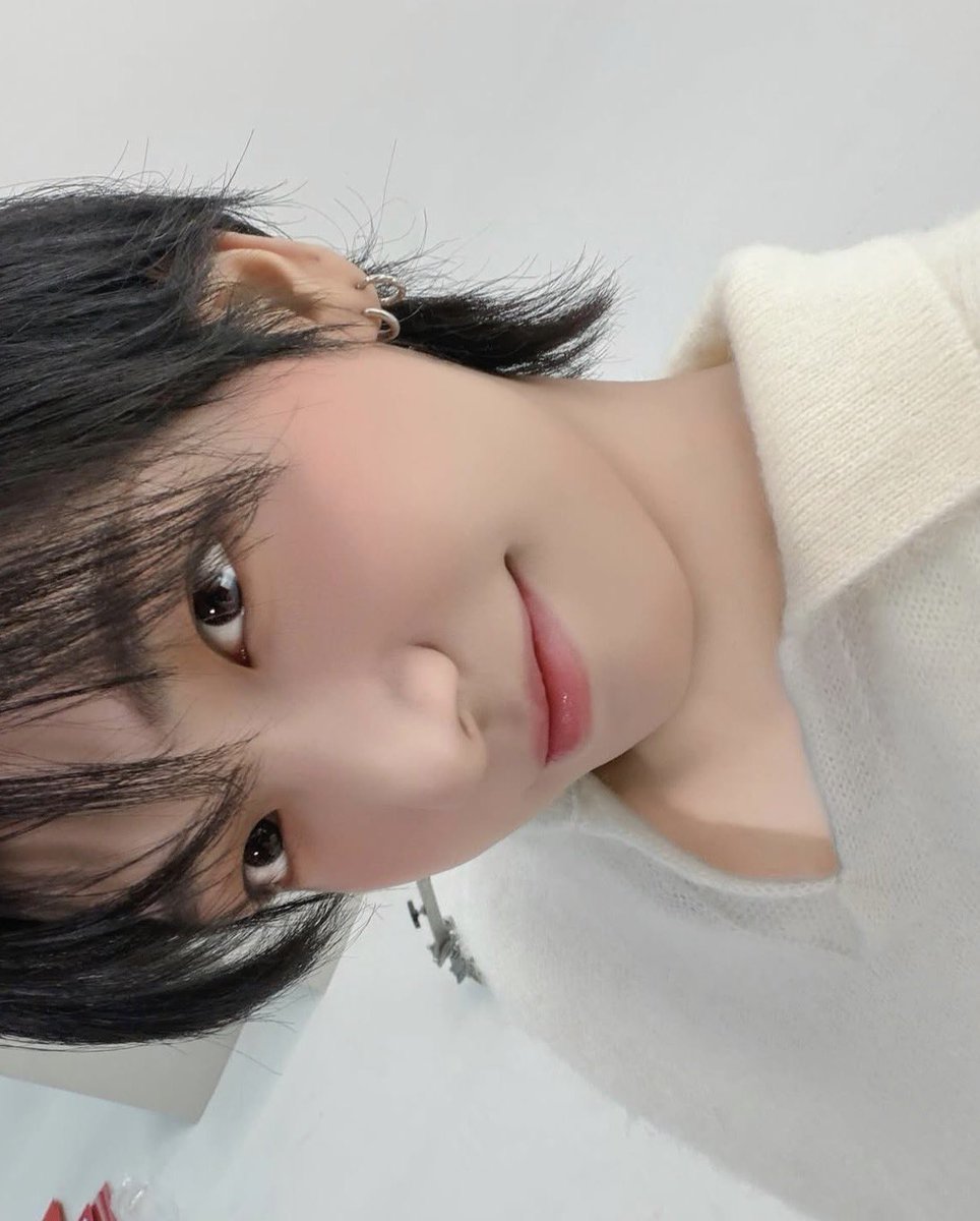 Zlyeahya's tweet photo. 진짜 천상 아이돌임 타멤에 비해서
포즈랑 카메라 구도도 다양하고
후면셀카 너무 예뻐서 심장 잠깐 멈춘듯.. https://t.co/M0OySbf444