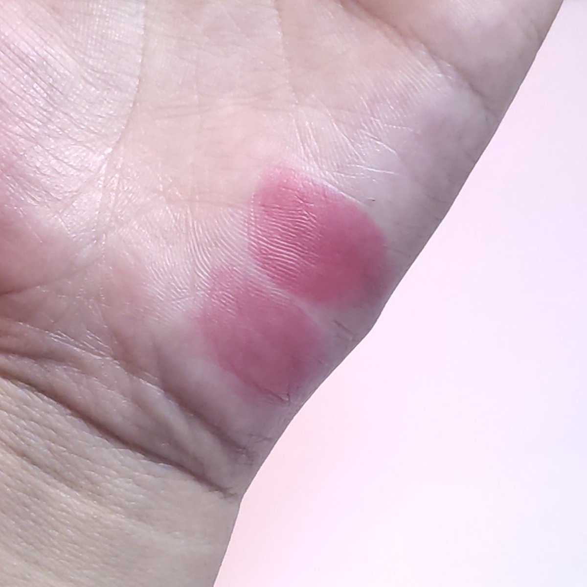 syupocat's tweet photo. GILA BADAI BGT NI LIP TINT 😭

udah aku bersihin pake micellar water, stainnya masih SENEMPEL ini!!

ini sih aku lebaran ga perlu retouch-retouch lagi https://t.co/UJwRY8uoRB