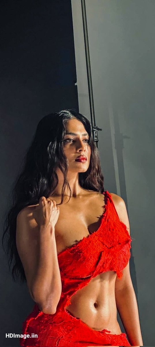 TheLooveMaker's tweet photo. Wah! When Red is the subject, Maalu has done PhD in it 😍❤️🫣

#MalavikaMohanan https://t.co/0cFsC1rSKf