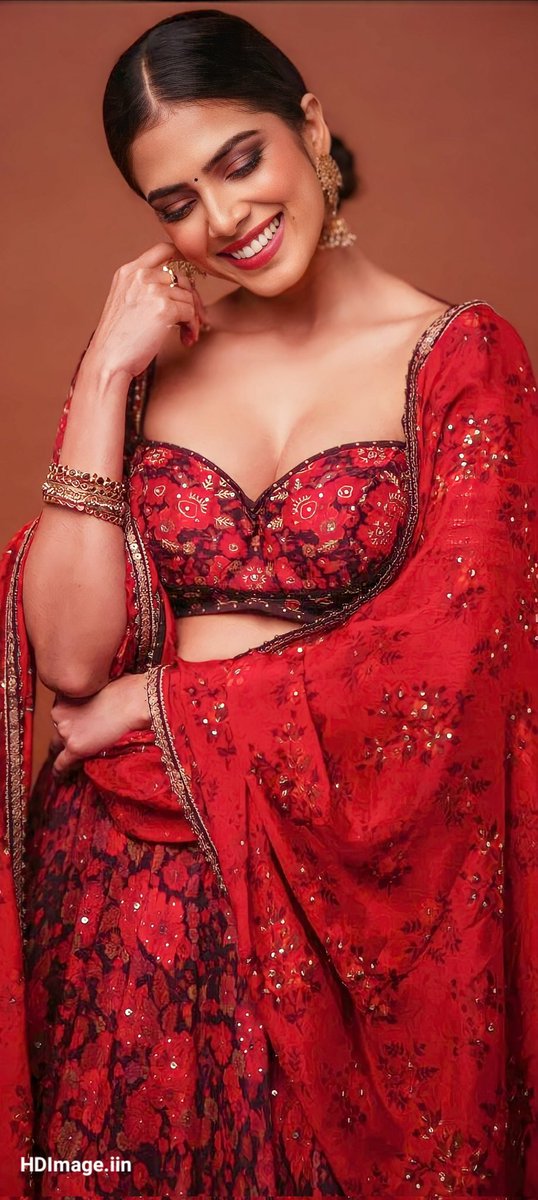 TheLooveMaker's tweet photo. Wah! When Red is the subject, Maalu has done PhD in it 😍❤️🫣

#MalavikaMohanan https://t.co/0cFsC1rSKf