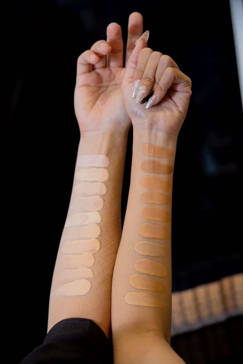 ▪️NEW NARS NATURAL MATTE LONGWEAR FOUNDATION▪️

NARS ออกรองพื้นใหม่แล้วค่า สูตรนี้ช่วยครีเอทผิวสวยเหมือนติดฟิลเตอร์ เบลอผิวอย่างเป็นธรรมชาติ คุมมัน ติดทน 24 ชม. 
เนื้อบางเบา เกลี่ยง่าย มีให้เลือกถึง 20 เฉดสีเลย ได้สีตรงผิวตรงใจแน่นอนน🖤

ขนาด 30 มล. ราคา 2,400 บาท