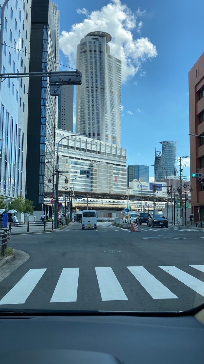 Kita selalu nampak Jepun ni kebal, kan? Tapi realitinya sekarang...
Di sebalik kereta api laju dan bandar penuh lampu neon, ada satu realiti rapuh yang jarang orang cerita: tamadun Jepun ni sebenarnya bernafas guna 'talian hayat' dari Timur Tengah.