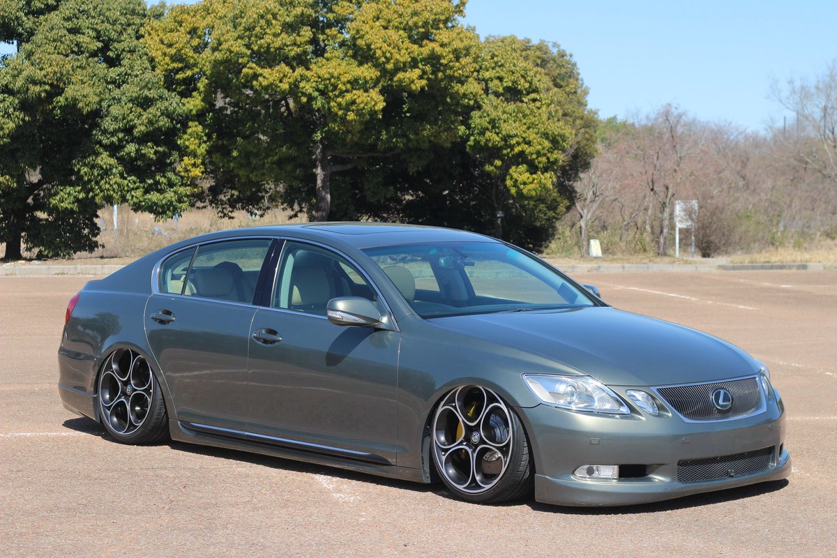 うちのGSは450hなので
0-100km/h 5秒代でまあまあ俊足

FとかMほどガチじゃない
色気のあるスポーツセダンって事で
アルファロメオをオマージュして
ジュリアのホイール流用してみました😁

#純ホイ流用MTGで会いましょう
#純正ホイール流用好きの集い
#19GSMTで会いましょう