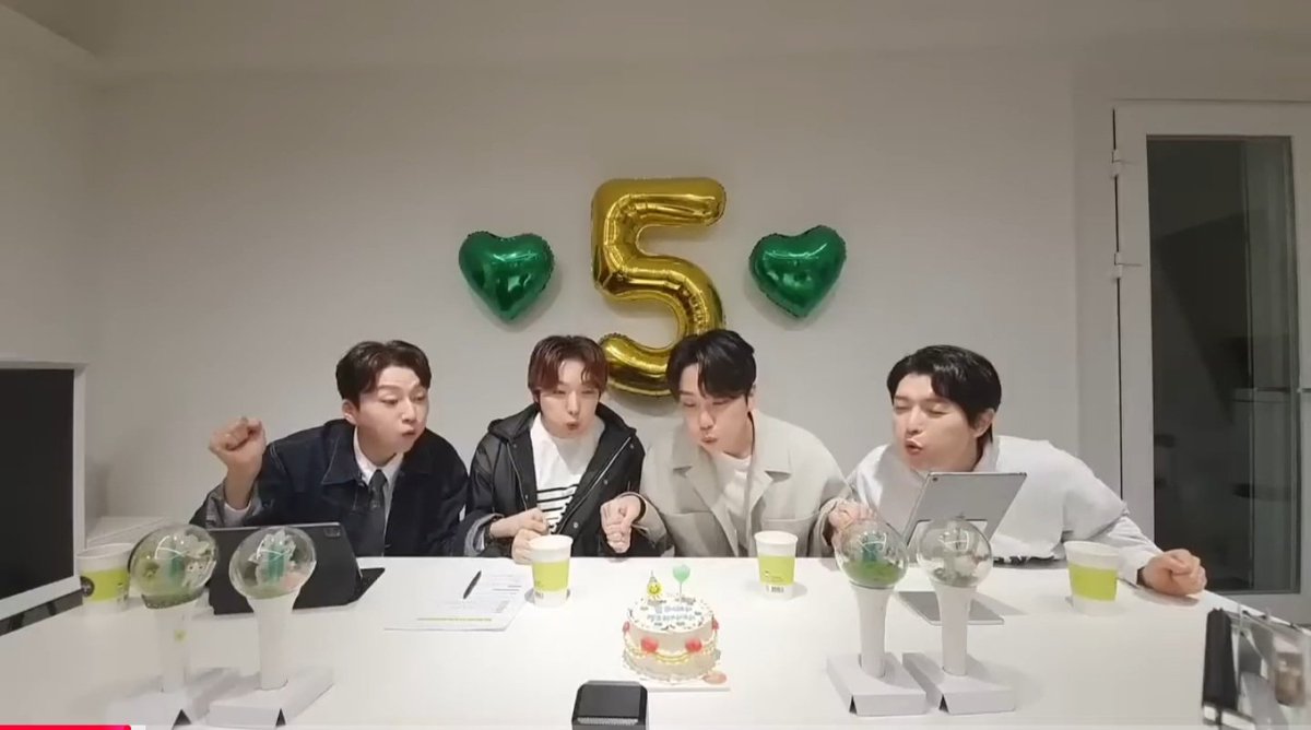 8자도 줘라
(7은 그렇다치고 6도 없었?)
왜 없어😭
8자 들어간,, 
촛불 끄려고 볼바람 넣은 
움직이는 포레 보고프다구