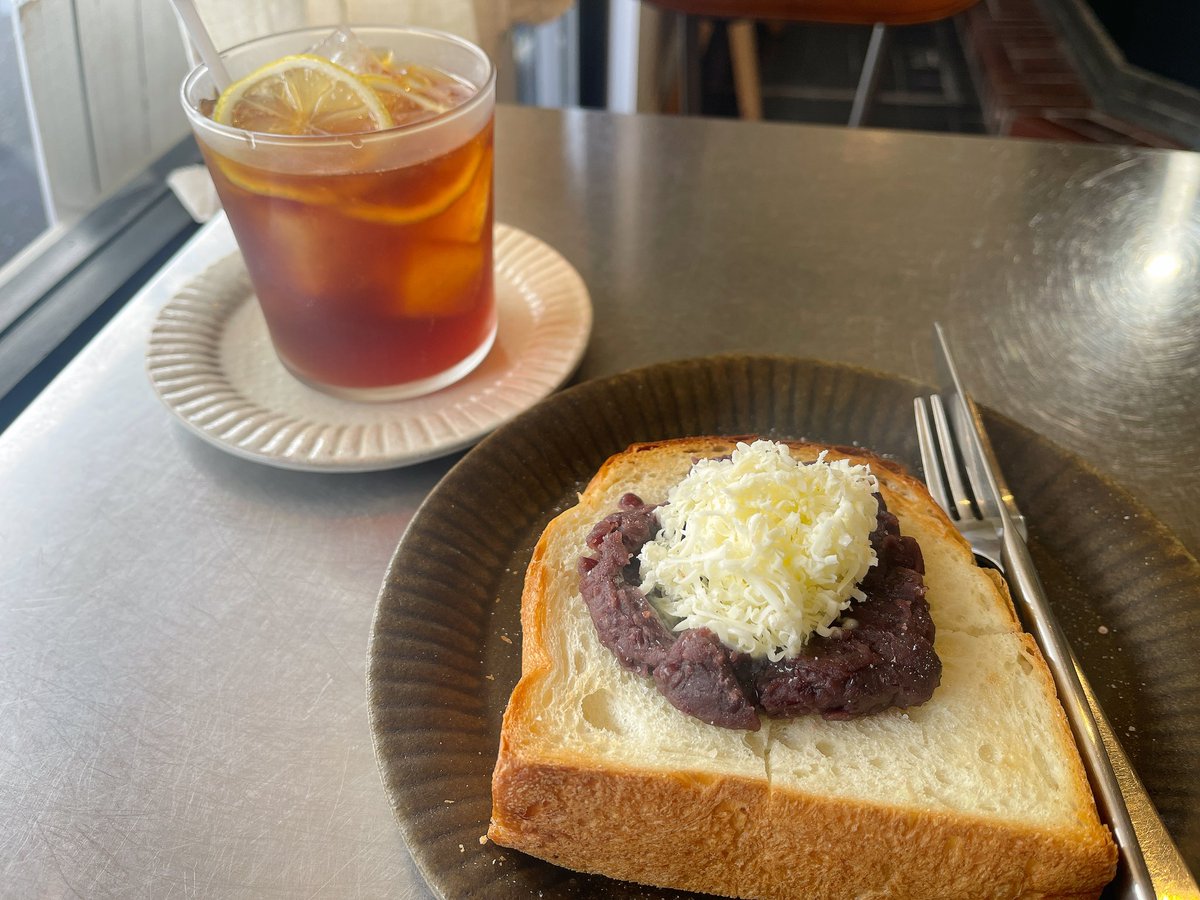 Uosuke2525's tweet photo. ランチに、ずっと食べたかったあんバタートースト🍞
上品なあんこの甘さにバターの塩味のバランスがよかった😋
口当たりも優しく美味しさ増し増し
初アイスレモンコーヒー☕️コーヒーとレモンティ(( ˶ｰ̀֊ｰ́˶)👍
 #長岡京 #長岡京カフェ #mmコーヒー #オシャレカフェ  #あんバタートースト https://t.co/JeHC4HXBqa