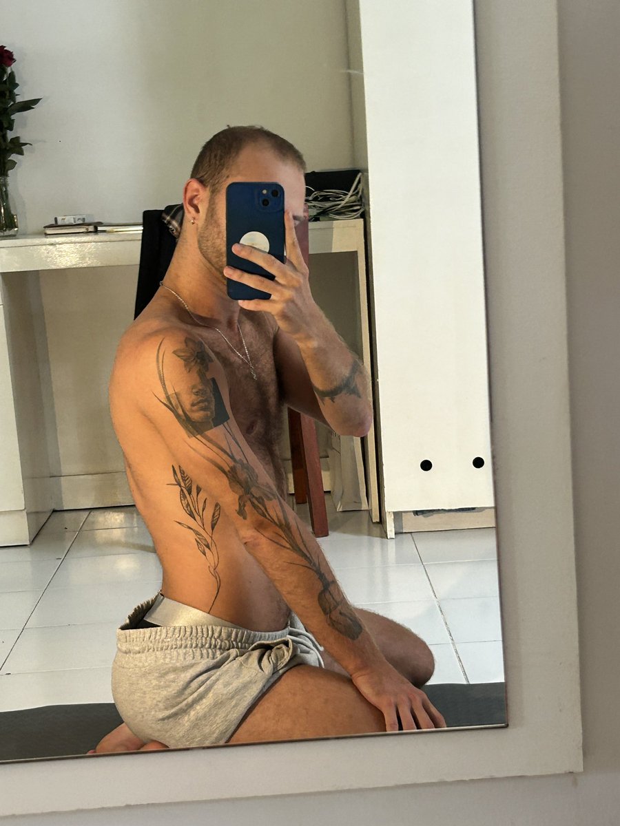 S_karlin1's tweet photo. stretching time in the morning 
but wanna some another activity of course 😈 https://t.co/KxVoXQQQbN