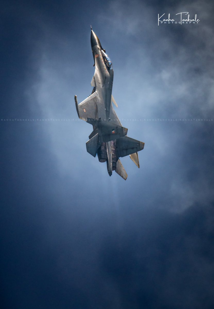 Kilotangophotos's tweet photo. Up up & away!
Trisonics 1 going vertical!
#trisonics
#102sqn
#IAF
#IndianAirforce
#su30mki https://t.co/Gj6xPo0QEa