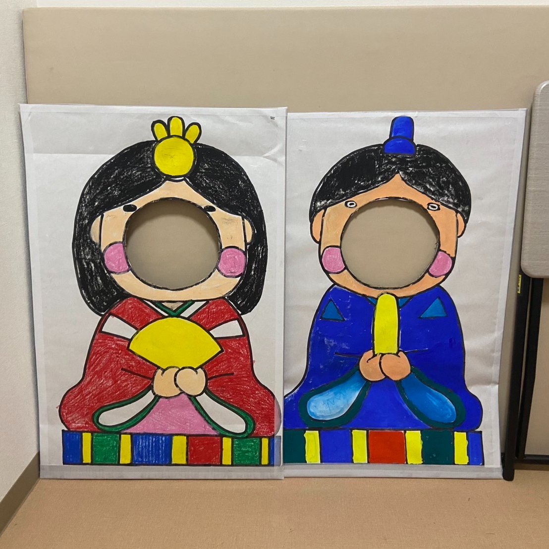 kizuna_hd's tweet photo. #綴阿久比 でひな祭り制作🎎
みんなで顔出し雛パネルを作りました！

新聞紙を広げ、絵の具で衣装を色塗り。
筆を動かしながら少しずつ完成へ。
色紙や紙コップの手作業も楽しみました。

最後は大きな雛人形に顔を入れて記念撮影📸
あたたかな制作のひとときでした🤗 https://t.co/yqdSYsq9Ue