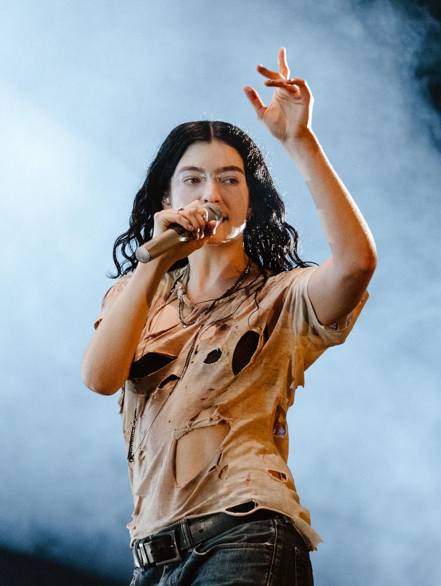 Lorde_fix's tweet image. At Lollapalooza Argentina a few hours ago, first festival of the South American leg [📷: lollapaloozaar fb] #lorde #UltrasoundWorldTour