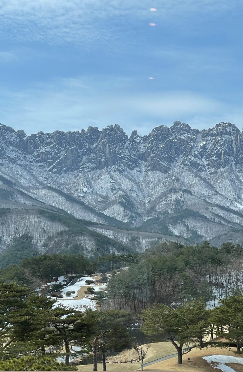 ceolmh3's tweet photo. 울산바위 보고 좋은기운 얻어가시길🙏 https://t.co/DsRPuttqrk