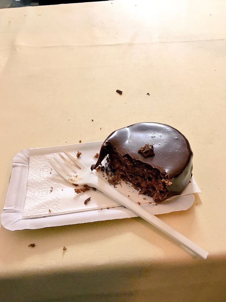 LazyWorkz's tweet photo. ザッハトルテ食べたあと会計が遅くてイヤな思いをした報告がたくさん寄せられてますが、ぼくがウィーンへ行ったときには、デメル本店前にザッハトルテ屋台が出てて、目の前でザッハトルテ作って渡されさくさく会計、すぐそばでおっちゃんがうまそうにザッハトルテ立ち食いしてました。 https://t.co/Gw1MNHsSiw