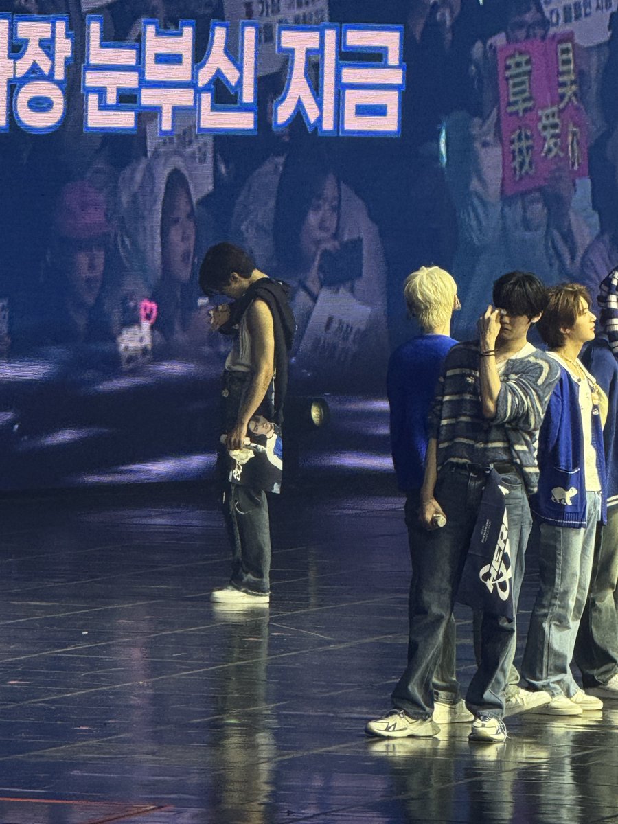 Pas nangis saling ngebelakangin, kalo hadap-hadapan ketawa dan senyum lagi like nothing happen soalnya sama-sama punya prinsip kalo aku juga nangis nanti yang hibur kamu siapa.