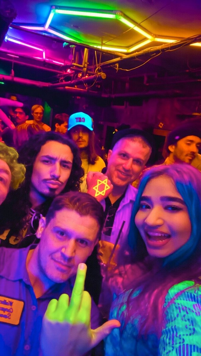 Hollywood havoc never looked so hot! 😏

Plus another first down, meet up in LA!!! 😜