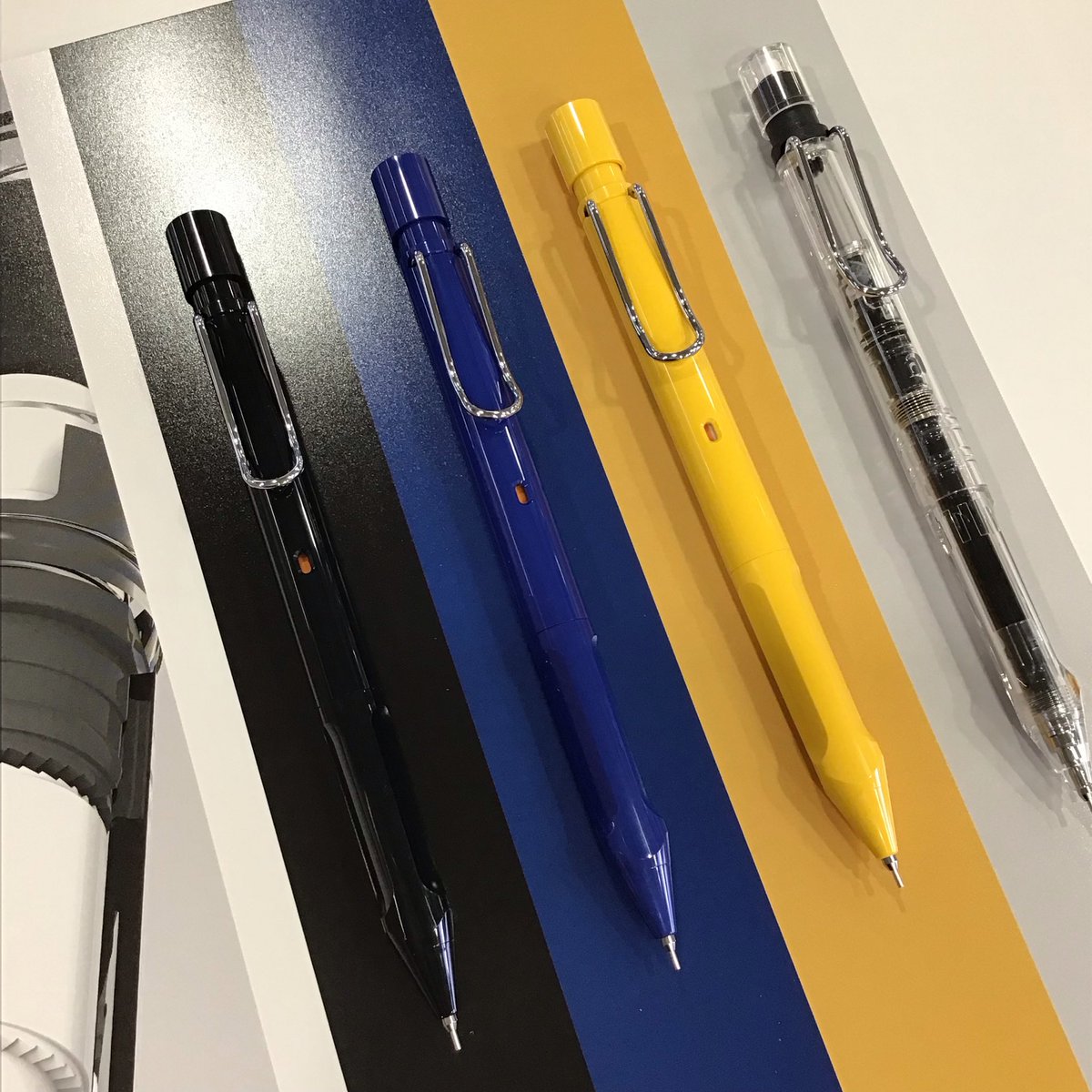 LAMY safari クルトガ　inside 入荷しました。

LAMYの大人気「safari」に
芯が回ってトガりつづける「クルトガ」の機能が搭載されました。

芯径:0.5㎜
軸色:全4色

4,180円(税込)です。

#LAMY #safari #クルトガ #新商品 #シャープペン