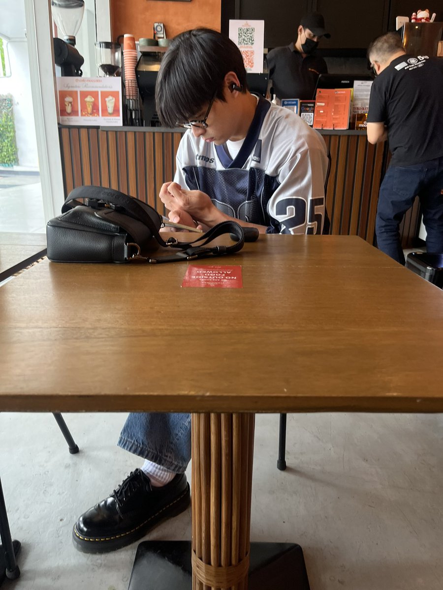 Maaga kame sa studio kanina. Eh ang lamig. Napakape kame ng di oras. Grabeng weather yan.