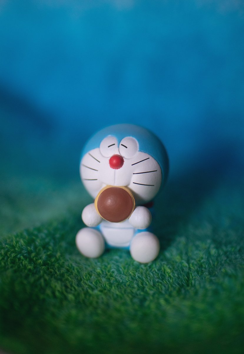GBS5O's tweet photo. ファミマのハンカチでピクニックをするドラえもん🧺🌿 https://t.co/SMbX6gEeGy