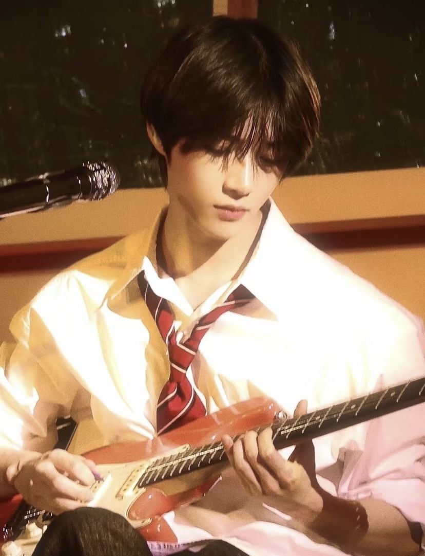 idreamagic_'s tweet photo. @yeondreas Guitarist Gyu
tysm for the giveaway too <33

#7TH_YEAR #가시덤불에_잠시_바람이_멈췄을_때 https://t.co/vOaBr7j5pA