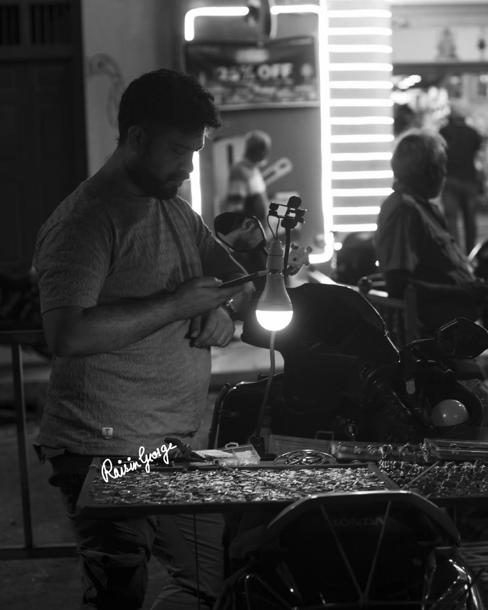 raisingeorge's tweet photo. Life moves fast in the city, but for many people, it moves one repair, one ride, one small job at a time.
Sometimes photography is just about noticing these pauses.
#RaisinGeorge #StreetPhotography #IndiaStreets #BlackAndWhite #PhotoStory https://t.co/M1U8tEga0j
