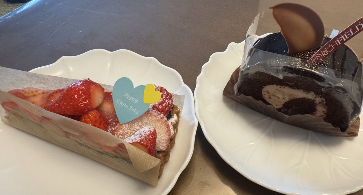acguy_s's tweet photo. 今日はホワイトデーなんでケーキを買って帰宅🍰
支払いの最後尾は上司やったw
みんな同じよね😄
#RICHFIELD https://t.co/e9dZV9LhJb