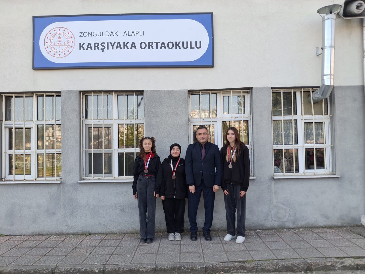 🥋 Okul sporları kapsamında düzenlenen Tekvando turnuvasında
7A sınıfı öğrencimiz Yapran Yaren Türk,
7B sınıfı öğrencilerimiz Esila Temiz ve Ela Eroğlu
🏅 3.lük derecesi elde etmiştir.

Öğrencilerimizi tebrik ediyor, başarılarının devamını diliyoruz. 👏 <a href="/cevatcevik67/">Cevat Çevik</a> <a href="/Ersan1071/">ErsanAtlıhan</a>