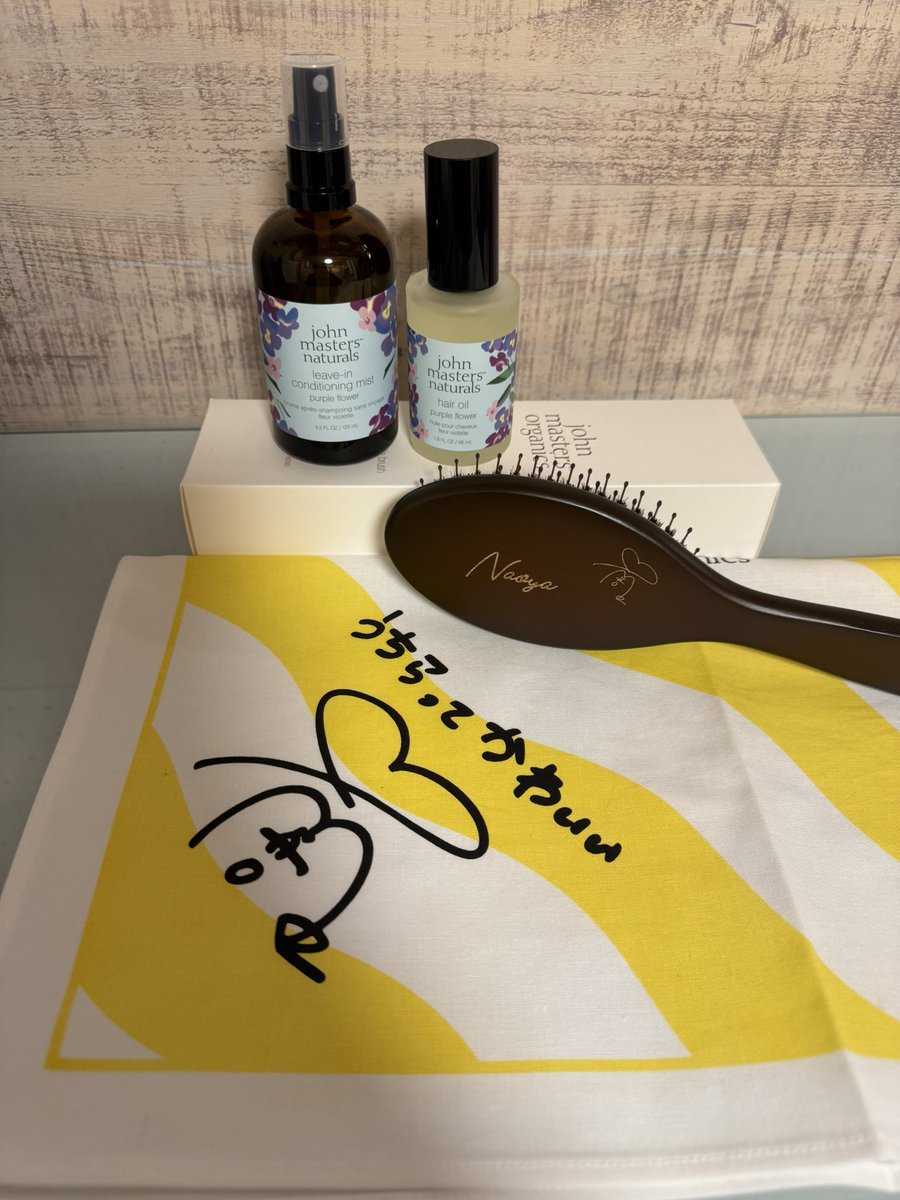 ar15y_'s tweet photo. #ジョンマスター春ギフト

店頭で購入できました❗️素敵な香りと素敵なパッケージにもう心が癒されてます❣️
ナオタクの直筆サインブラシご縁がありますように🎶🌼 https://t.co/HvRa585EYD