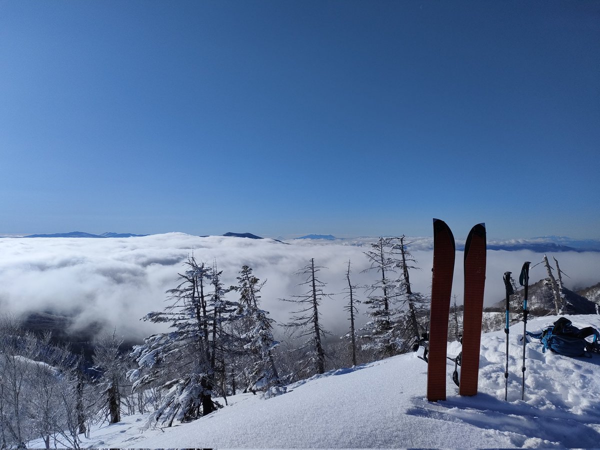 the8_41's tweet photo. 今日は佐渡山へ。天気はあまり期待してなかったけど雲一つないドピーカンで得した気分。雪も思った以上に良かったので楽しかった。 https://t.co/24GFaiyRbM