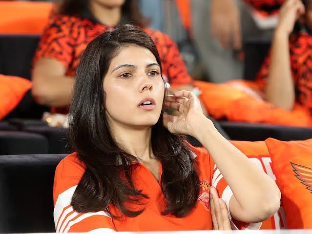 HeyMeenu's tweet photo. SHAME ON YOU KAVYA MAARAN..

🚨 Meet Abrar Ahmed 😡

- Mocked Abhinandan with the tea gesture.
- Celebrated aggressively to mock Indian players.
- Mocked Indian soldiers during operation sindoor.
- Took digs at India repeatedly.

And yet Sunrisers owner Kavya Maran has brought him into Sunriser Leeds in the hundred.