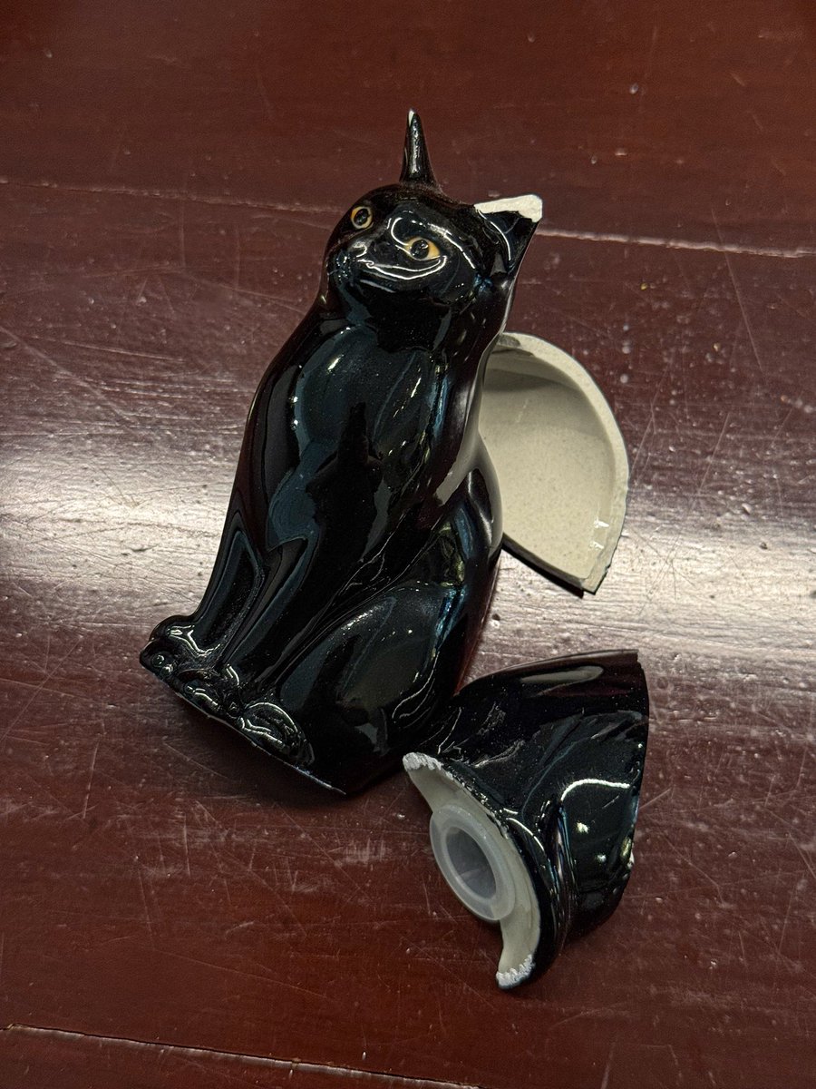 วันนี้มีเคสที่ทำให้คิดอยู่เหมือนกัน
ลูกค้าญี่ปุ่นพาเด็กมาด้วยประมาณ 4 คน เด็กก็วิ่งเล่นกันในร้าน เราก็คิด จะเตือนยังไงให้สุภาพ โดยที่ลูกค้าไม่เสียหน้า เพราะพอเด็กวิ่งกันไปมา ลูกค้าต่างชาติบางโต๊ะก็ลุกออกจากร้านไปเลยเหมือนกัน 

“เพล้ง!”
ยังไม่ทันหาคำตอบได้