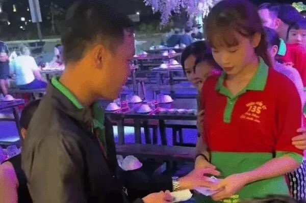 ￼ A restaurant worker in Vietnam
won 18.3 billion VND (about 1 billion KRW) in the lottery.

Before the winning numbers were announced,
he had bought several lottery tickets and
shared a few of them with his coworkers.

In the end, he won the first prize with 9 tickets,
and