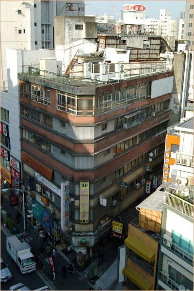 mugizou5656's tweet photo. このビルの屋上に
有名な人が住んでいましたよね？ https://t.co/hHhtPBa8pw