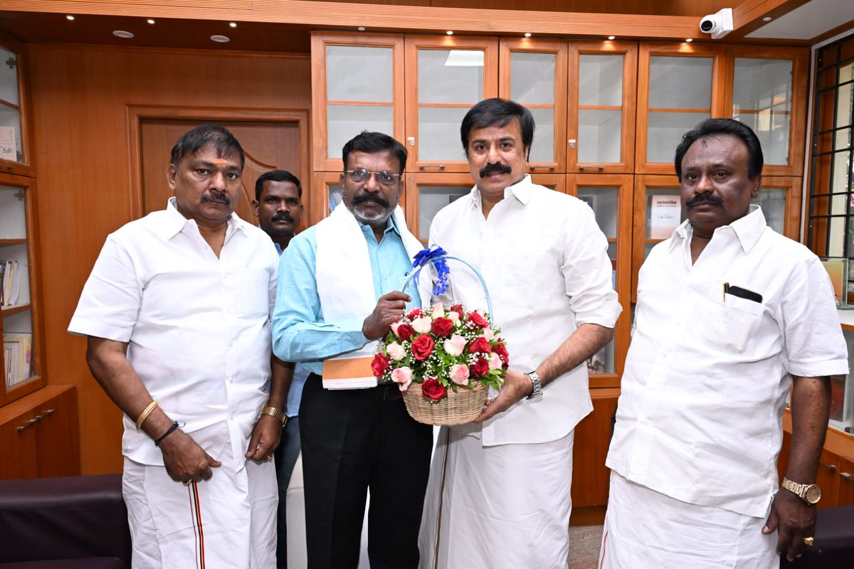 DMDKITWINGOFFL's tweet photo. மாநிலங்களவை உறுப்பினராக தேர்ந்தெடுக்கப்பட்ட தேமுதிக பொருளாளர் L.K சுதிஷ் அவர்கள் விடுதலை சிறுத்தை கட்சி தலைவர் எழுச்சி தமிழர் @thirumaofficial அவர்களை நேரில் சந்தித்து வாழ்த்து பெற்றார். https://t.co/NP1w779EJF