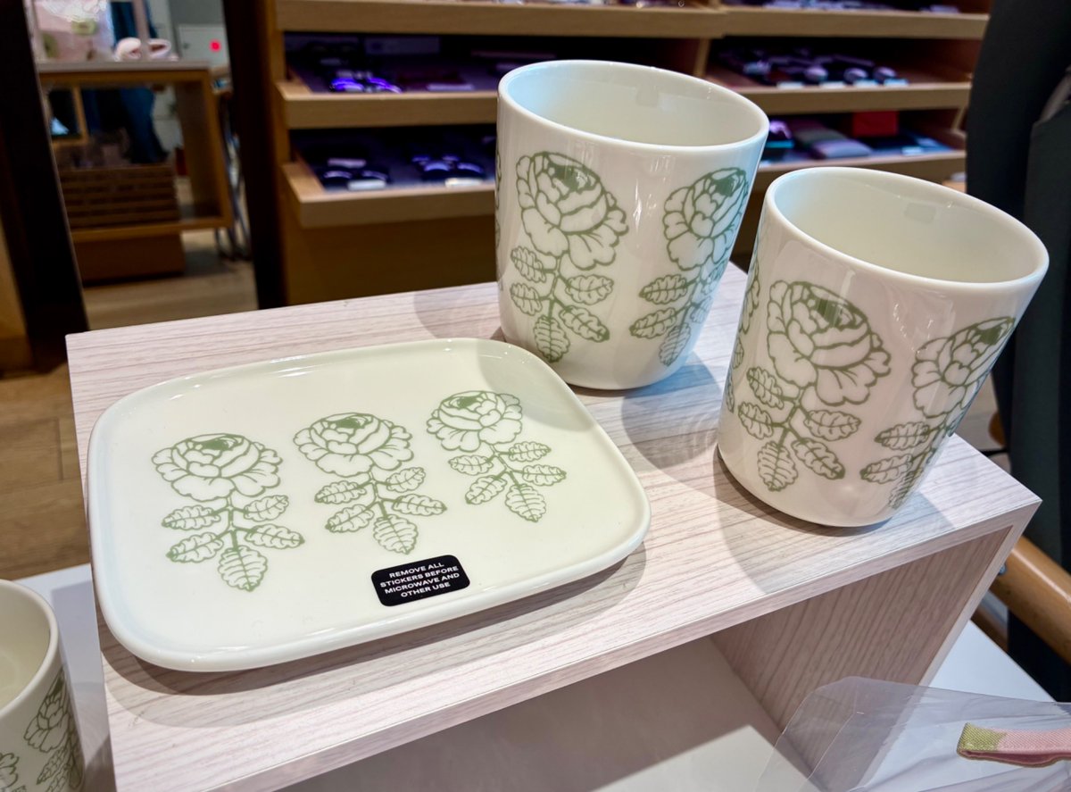 Ginza_Itoya's tweet image. 2026SSの #marimekko はちょっと柔らかいテイスト。
コバの色がスイッチされたハートのマグセットは、甘さの中にもさすがのセンス✨
ローズモチーフの #Vihkiruusu も今回は控えめなトーン。
そんな中赤い馬が眩しい😆
結論、今年も #マリメッコ はカワイイ👍

G.Itoya6F

#itoyahome
#銀座伊東屋