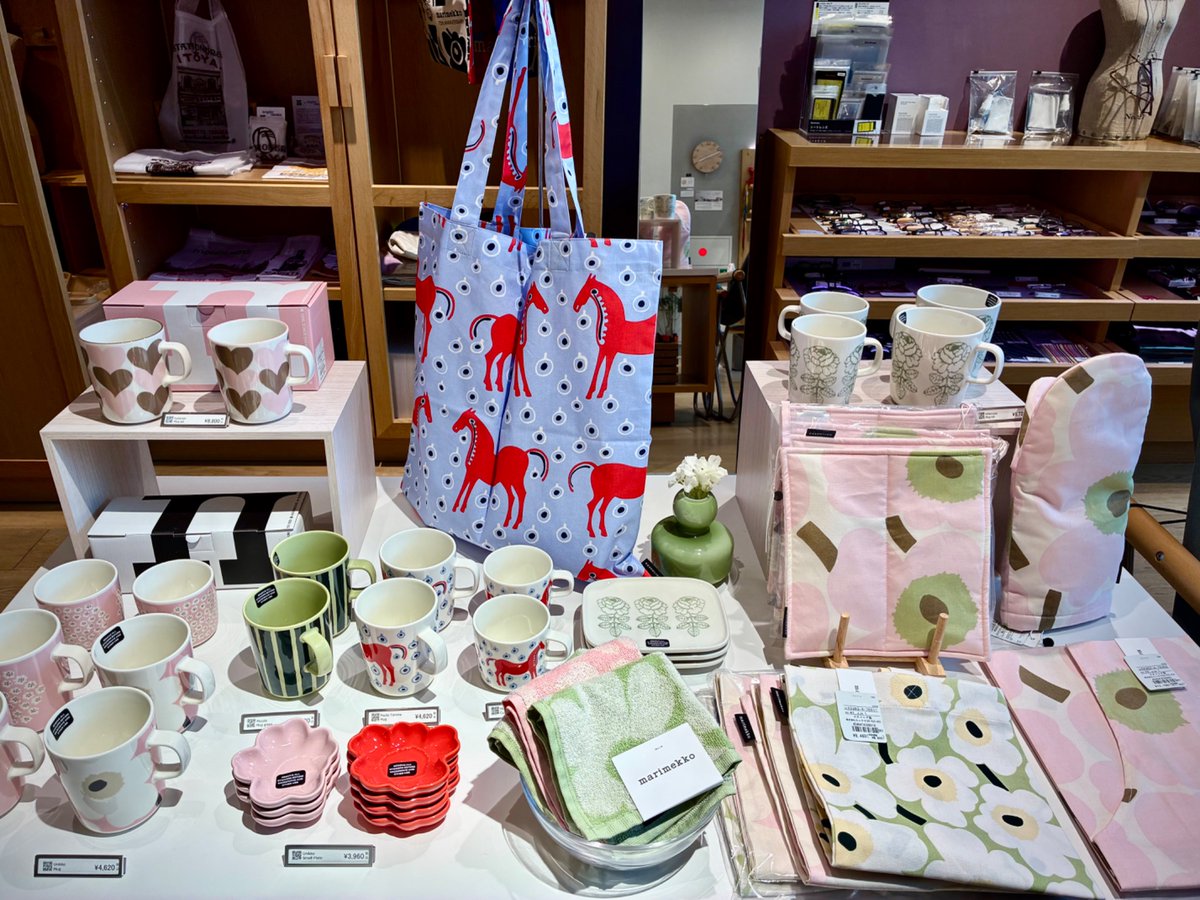 Ginza_Itoya's tweet image. 2026SSの #marimekko はちょっと柔らかいテイスト。
コバの色がスイッチされたハートのマグセットは、甘さの中にもさすがのセンス✨
ローズモチーフの #Vihkiruusu も今回は控えめなトーン。
そんな中赤い馬が眩しい😆
結論、今年も #マリメッコ はカワイイ👍

G.Itoya6F

#itoyahome
#銀座伊東屋
