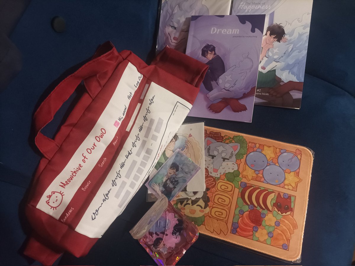 UnLimonMas's tweet photo. @nasykuching
I’m very happy to have this package in my hands. The merchandise looks like great quality, and having the opportunity to read your books makes me very happy. I thought the delivery would take longer, but it was actually quite fast. Greetings and thanks from Mexico!✨ https://t.co/c2lvvT4Hek