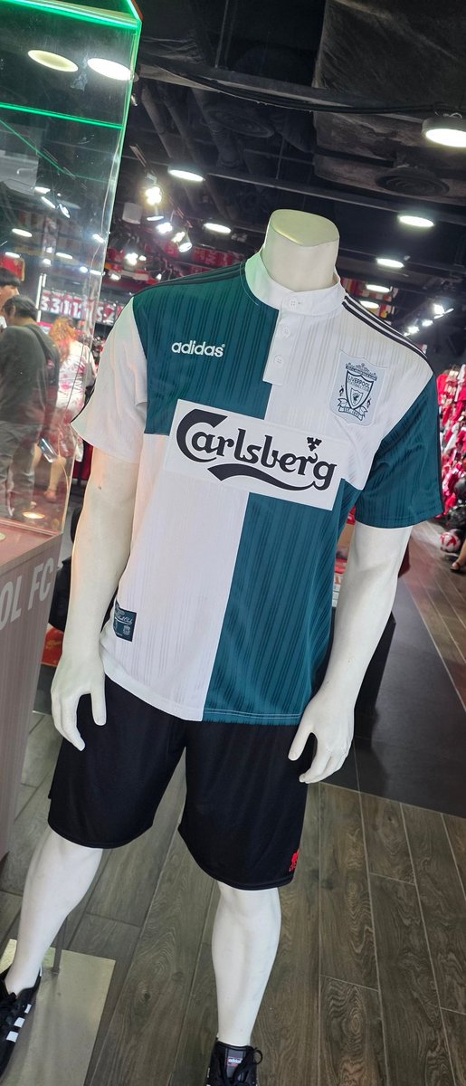 Whiteliondave's tweet photo. Too nice to resist! Was hoping for a Fowler's Sports bag.... only in UK! Nice series there @Robbie9Fowler 🤣 https://t.co/3iHmS5ePfB