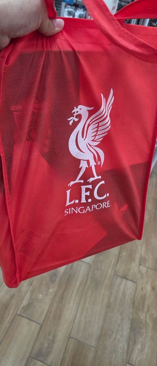 Whiteliondave's tweet photo. Too nice to resist! Was hoping for a Fowler's Sports bag.... only in UK! Nice series there @Robbie9Fowler 🤣 https://t.co/3iHmS5ePfB