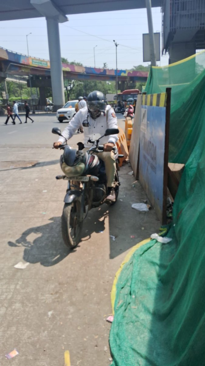 babubhailive's tweet photo. जोगेश्वरी ट्रैफिक पुलिस 
के द्वारा एक गरीब लड़के का बाइक पकड़ा वजह lerning लाइसेंस होने पर बाइक चलना रोड पर
 उससे 5000 हजार रूपये मांगे गए न 
देने पर उसकी छवि जबरदस्ती छीन लिया गया और उस लड़के के बाइक लेकर ऑफिस पर बुलाया गया है 
ये हाल है इन लोग का @MTPHereToHelp 
@MumbaiPolice https://t.co/DlNFxOZ0Jb