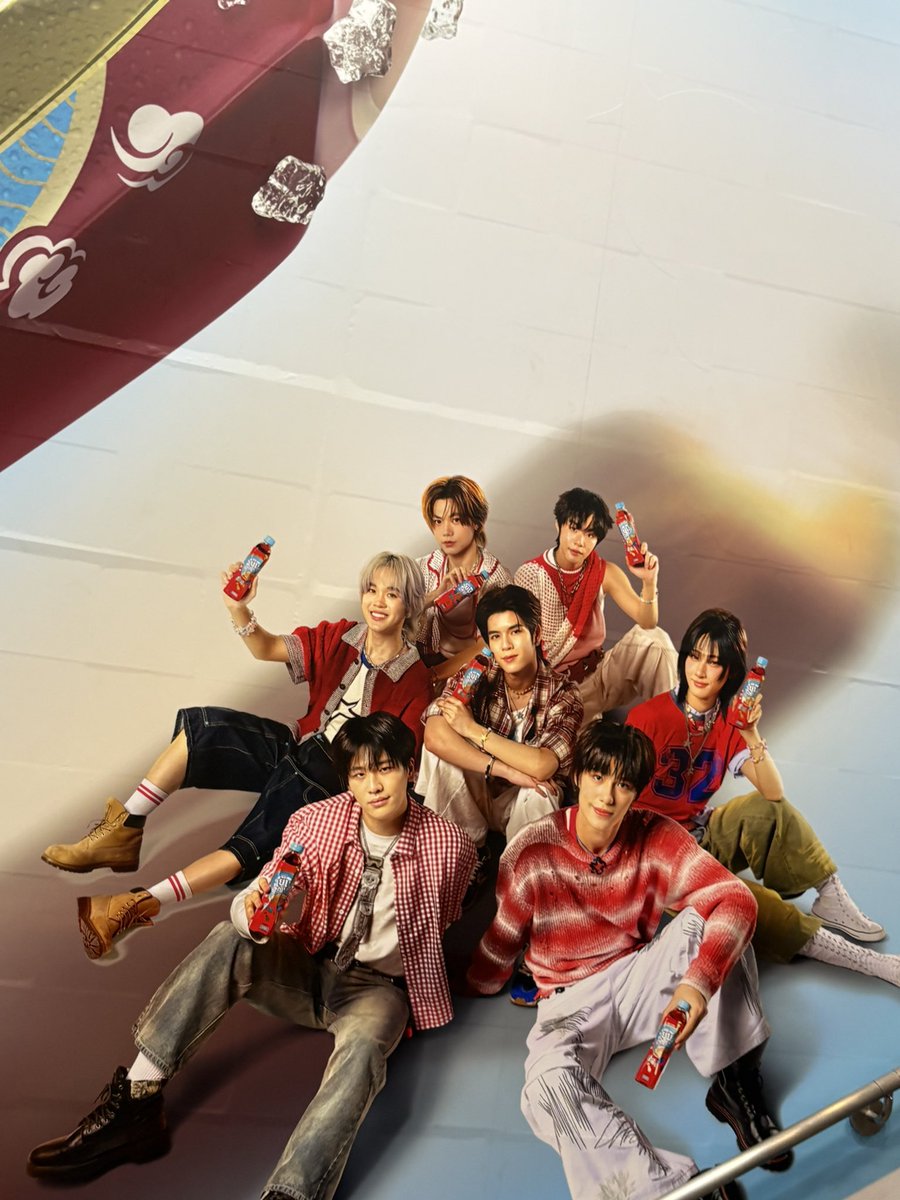 ใครผ่าน mrt สุขุมวิทเจอแน่ 
เงยหน้าจากบันไดเลื่อนคือเจอเลย น้ำตาจิไหล 🥹ป้ายใหญ่สะใจ #NexT1DE