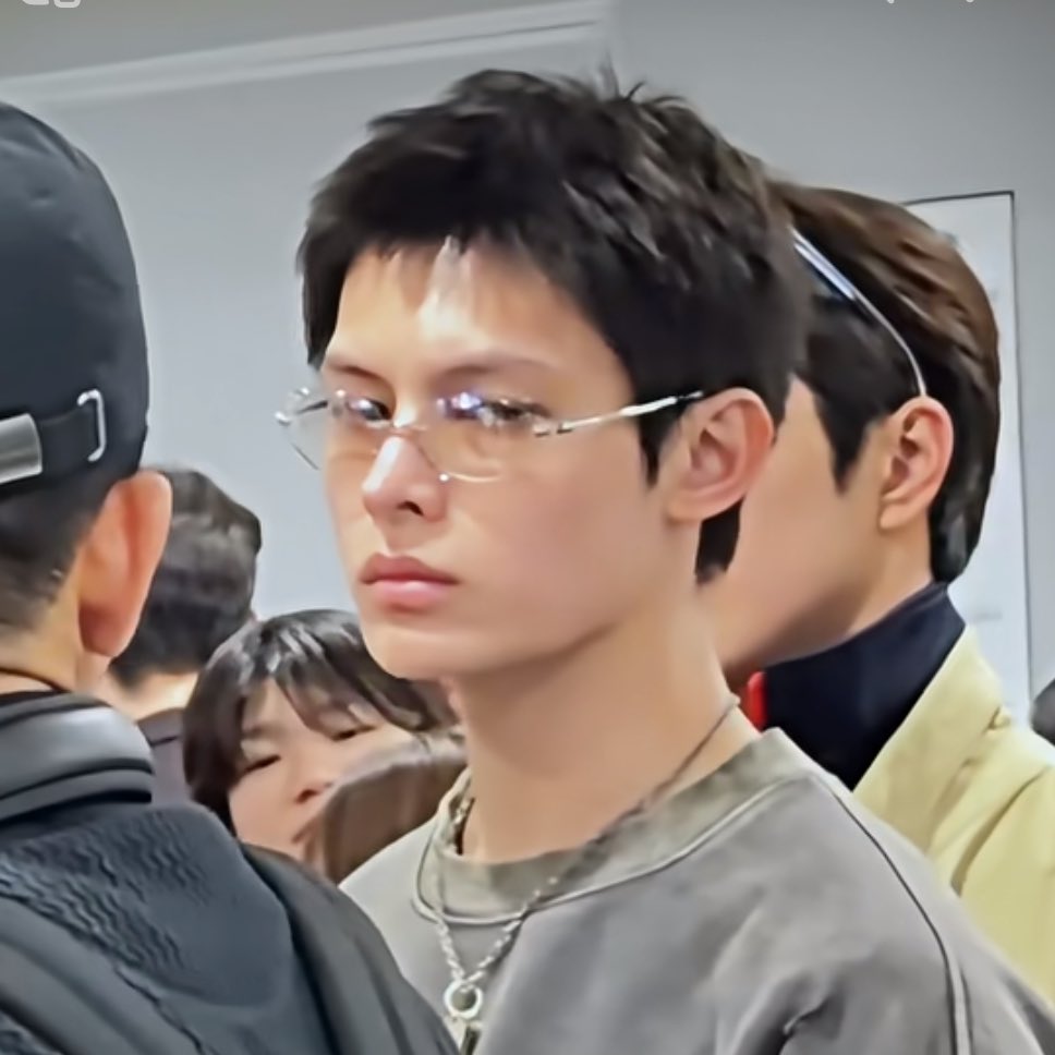 even his annoyed face is attractive asf