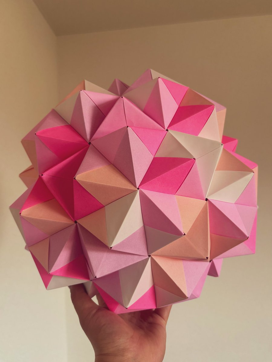 Tossii_Origami's tweet photo. 春ですね
大っきいの作りたくなったんです笑
#ユニット折り紙 https://t.co/RfQOjBidQR