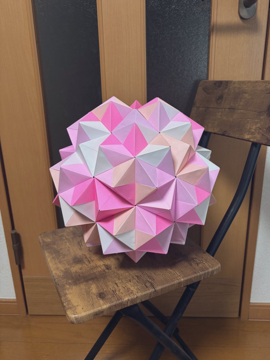 Tossii_Origami's tweet photo. 春ですね
大っきいの作りたくなったんです笑
#ユニット折り紙 https://t.co/RfQOjBidQR