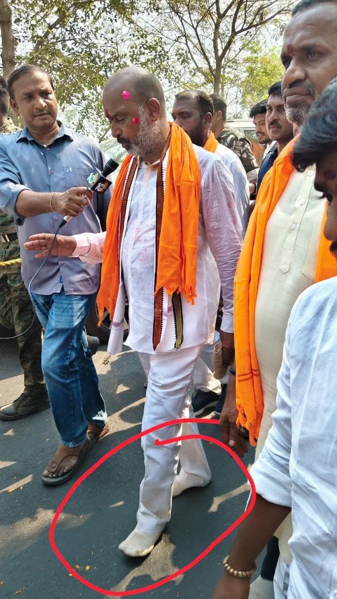 bjp4wyra's tweet photo. ఈరోజు కొండగట్టు అంజన్న మొక్కు బడికి 40 కిలోమీటర్లు చెప్పులు లేకుండా పాదయాత్ర చేస్తున్న కేంద్ర హోమ్ శాఖ సహాయ మంత్రి శ్రీ Bandi Sanjay Kumar  అన్న గారు.@bandisanjay_bjp https://t.co/jI9ylQIdqy