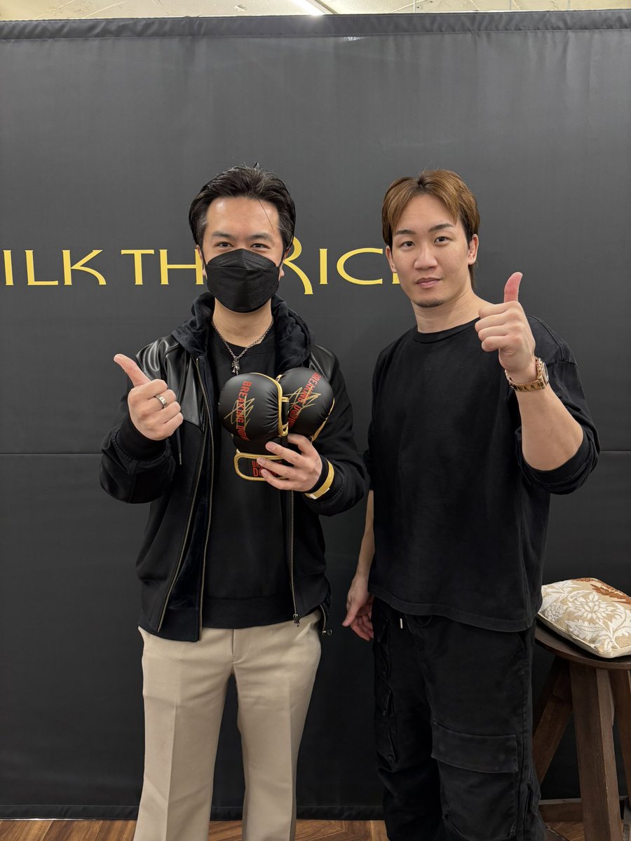 s64002882's tweet image. 参加してきました！
グローブは帰って飾ります！
運営の進行がめっちゃ良かったです。

#popupstore #ポップアップストア #朝倉未来 #silktherich