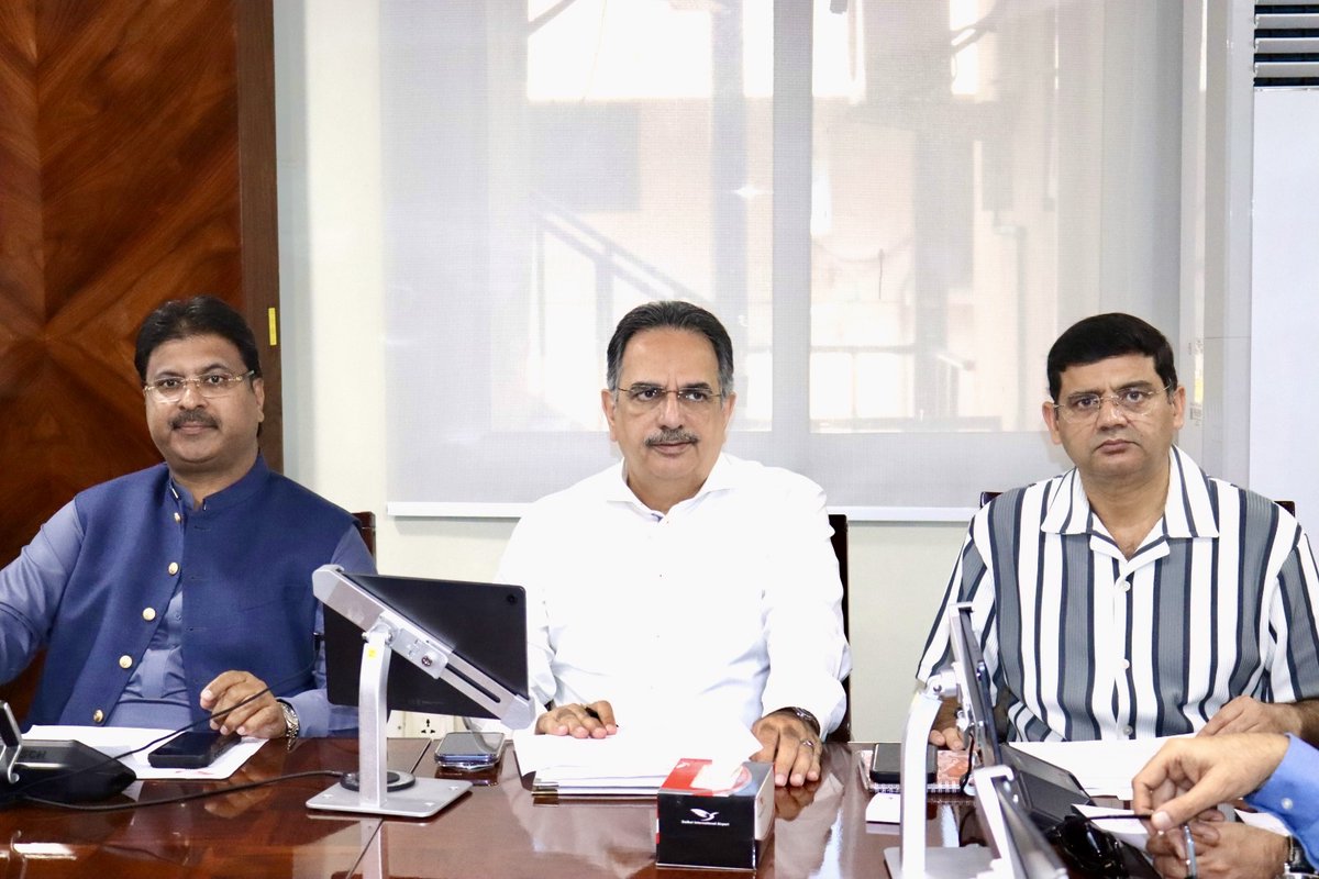 ennoblei's tweet photo. SIAL Sialkot International Airport Limited New Terminal Committee meeting held at Airport conference Room. Directors Mian Atiq Ur Rehman, Ch Javeed, Naeem Yousaf, Faraz Akram Awan, Ch Shaheen Afzal participated in the meeting. https://t.co/yB1T79GDwT