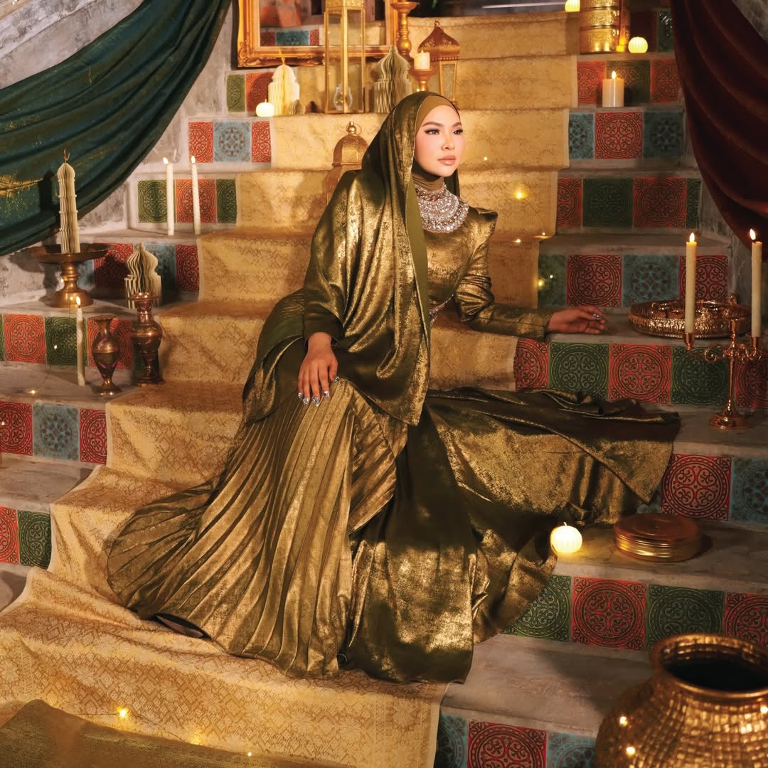 🚨OFFICIAL COVER ART🚨

The photographer said "Pose!" and Aina Abdul casually served majestic raya realness ✨

Habibi, why is this cover art giving Sultanah of Syawal energy?? Oh she ATE🔥

Ya Habibi Ya Aidilfitri
18 March

STREAM LIKE CRAZY🔥
