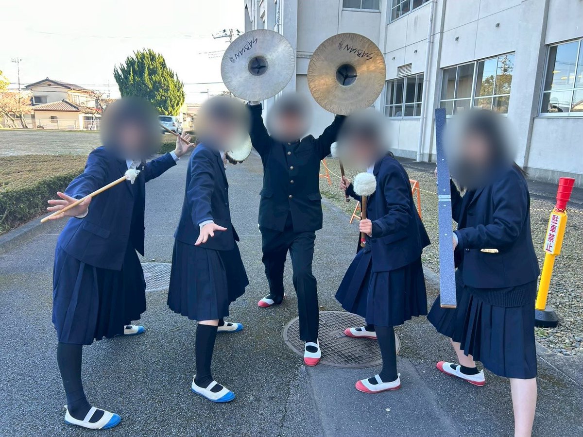 nicosui1's tweet photo. 【定期演奏会のお知らせ】
3月15日にクラフトシビック土浦で行われる第27回定期演奏会まで残り1日となりました‼️
本日の担当は、様々な楽器で楽曲を色彩豊かするパーカッションパートです🥁本公演でも大活躍します💫✨ぜひお楽しみに‼️
皆様のご来場を部員一同心よりお待ちしております😊😊 https://t.co/d1xoMjEl7c